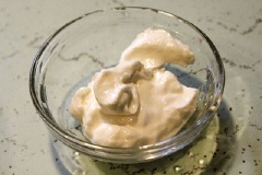 Sữa chua múc ra chén.