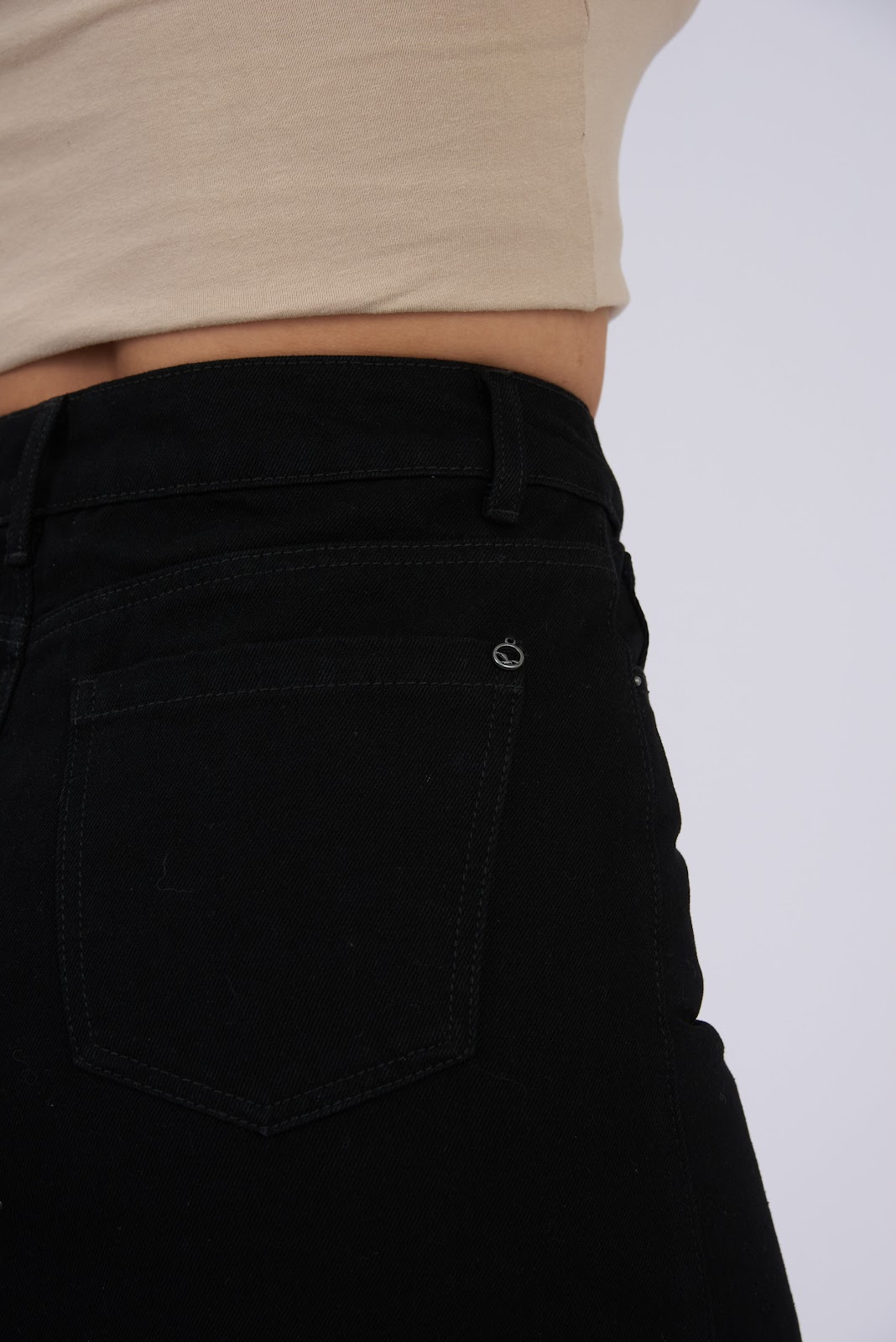 Falda corta colombiana en denim rígido, color negro - Vista 5