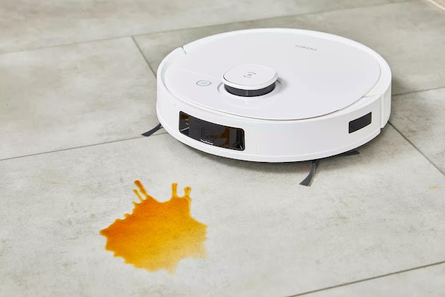 Ecovacs Deebot T9+ Robotstofzuiger en Dweilrobot ruimt gemorste vloeistof op tegelvloer op