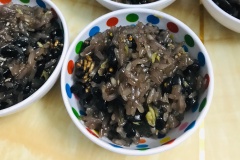 Món này ăn ngon nhất là khi múc ra vừa nguội, để chè sánh lại bóng dẻo từng hạt nếp. Nếu thích ăn cùng nước cốt dừa kiểu miền Nam thì bạn có thể nấu nước cốt dừa và chan lên lúc nguội để ăn sẽ béo ngậy và thơm mùi gừng cũng rất ngon! Chúc bạn thử món mới thành công nhé!