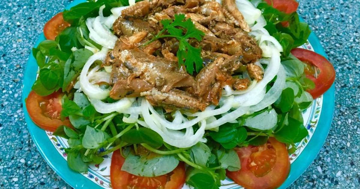 Cá mồi trộn rau càng cua