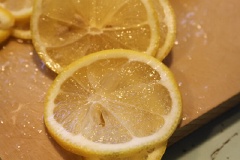 Chanh cắt 1 lát nhỏ, vỏ chanh gọt dài. Rót cocktail ra ly Martini, trang trí bằng vỏ chanh.