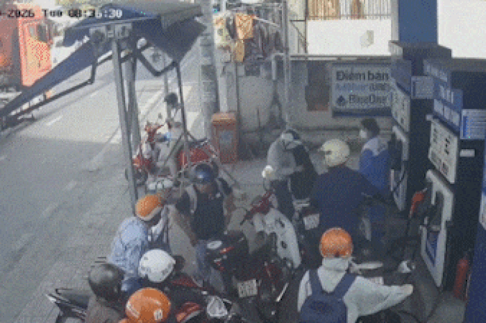Xô xát khi xếp hàng đổ xăng, 2 người đàn ông bị Công an TP.HCM mời làm việc - Báo Pháp Luật TP.HCM