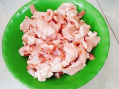 Chuẩn bị làm bún thịt xào: Rửa sạch thịt ba chỉ, rồi thái lát mỏng. Băm nhuyễn sả. Ướp thịt với 1 muỗng canh sả băm, 1 muỗng cà phê muối, 1 muỗng cà phê hạt nêm, 1/2 muỗng cà phệ bột ngọt. Trộn đều, để 20 phút cho thịt thấm.