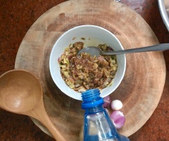 Cách làm nước sốt ướp gà tiềm ớt hiểm: Giã nhuyễn hành tím, gừng, 10 trái ớt. Cho hỗn hợp đã giã nhuyễn vào chén gia vị gồm: 1/2 muỗng cà phê tiêu, 1 muỗng cà phê hạt nêm, đường, muối và 4 muỗng cà phê nước tương. Có thể cho thêm ít nước lọc để các gia vị dễ tan. Trộn đều cho tất cả các thành phần hòa quyện vào nhau.