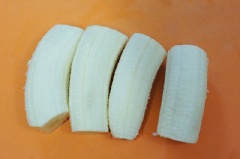 Chuối già lột vỏ, cắt thành khúc.