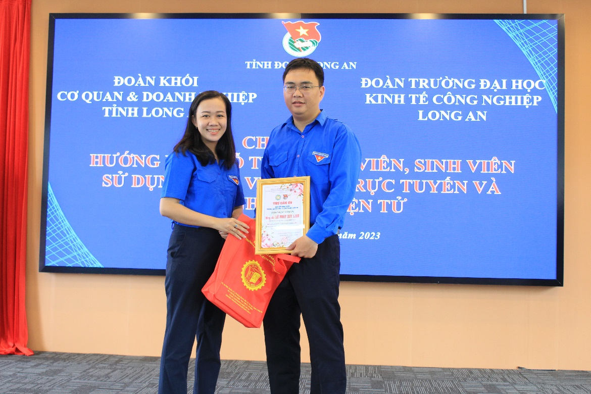 Thư cảm ơn và quà lưu niệm Đoàn trường gửi đến báo cáo viên chương trình