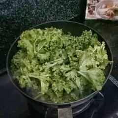 Bắt chảo dầu lên, dầu nòng thì cho tỏi vào phi thơm. Sau đó cho cải kale vào xào và nêm hạt nêm. Đến khi cải vừa chín tới thì tắt bếp.