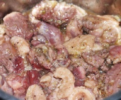 Đun nóng 2 muỗng canh dầu ăn, cho phần sả còn lại và tỏi vào phi thơm. Cho thịt vịt vào chảo chiên qua cho có màu vàng đều rồi trút thịt sang nồi, cho nước lọc (hoặc nước dừa) xâm xấp mặt thịt vịt, đun thịt trên ngọn lửa lớn. Khi nồi thịt vịt sôi khoảng 10-15 phút thì vặn nhỏ lửa để thịt vịt vừa chín mềm lại thấm gia vị. Tiếp tục để nhỏ lửa đun khoảng 20-25 phút nữa đến khi thấy trong nồi cạn gần hết chỉ còn một ít và đặc sánh thì tắt bếp.