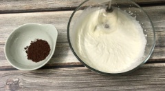 Đầu tiên mình sẽ nghiền nhuyễn 100g cream cheese đã để ở nhiệt độ phòng được 1 tiếng. Bước này giúp kem phô mai không bị lợn cợn khi khuấy chung với whipping cream nhé. Đổ 200ml whipping cream vào, đánh đều