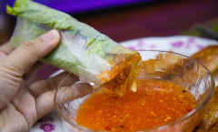 Cách làm chả lụi: Thoa nước cho bánh tráng hơi mềm rồi trải ra. Đặt nhân tôm thịt vào giữa, gấp hai đầu rồi gấp thêm 2 lần nữa. Xiên que cố định chả lụi lại rồi mang đi nướng tầm khoảng 15 phút là chả lụi chín. Chả lụi chín ăn kèm với bánh tráng cùng với xoài và rau sống, chấm thêm chút nước sốt cà chua - me - đậu phộng, ngon hết sảy!
