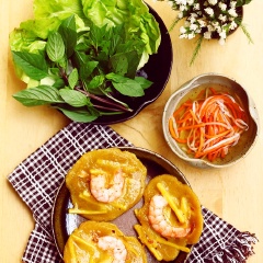 Xếp bánh tôm ra đĩa, ăn cùng các loại rau sống và nước mắm kèm đồ chua bên trong.