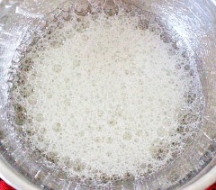 Cho một nhúm muối nhỏ vào âu lòng trắng, bật máy ở chế độ thấp nhất đánh cho có bóng khí to thì thêm vài giọt giấm (hoặc chanh) vào. Tiếp tục đánh khi xuất hiện bóng khí nhỏ mịn (như bọt xà phòng) thì cho tiếp đường vào . Tăng tốc độ lên từ từ , đánh đến khi hỗn hợp hợp bóng dẻo có chóp đứng là đạt . Trộn với hỗn hợp lòng đỏ theo phương pháp fold và nướng trong thời gian 20 phút nhiệt 160 độ, khuôn tròn đường kính 14cm.