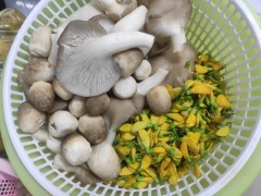 Nhặt rau rồi cắt khúc nhỏ và rửa sạch, tương tự với nấm & bông thiên điểu, để ráo 10 phút, trình bày lên đĩa riêng theo lọai cho đẹp mắt.