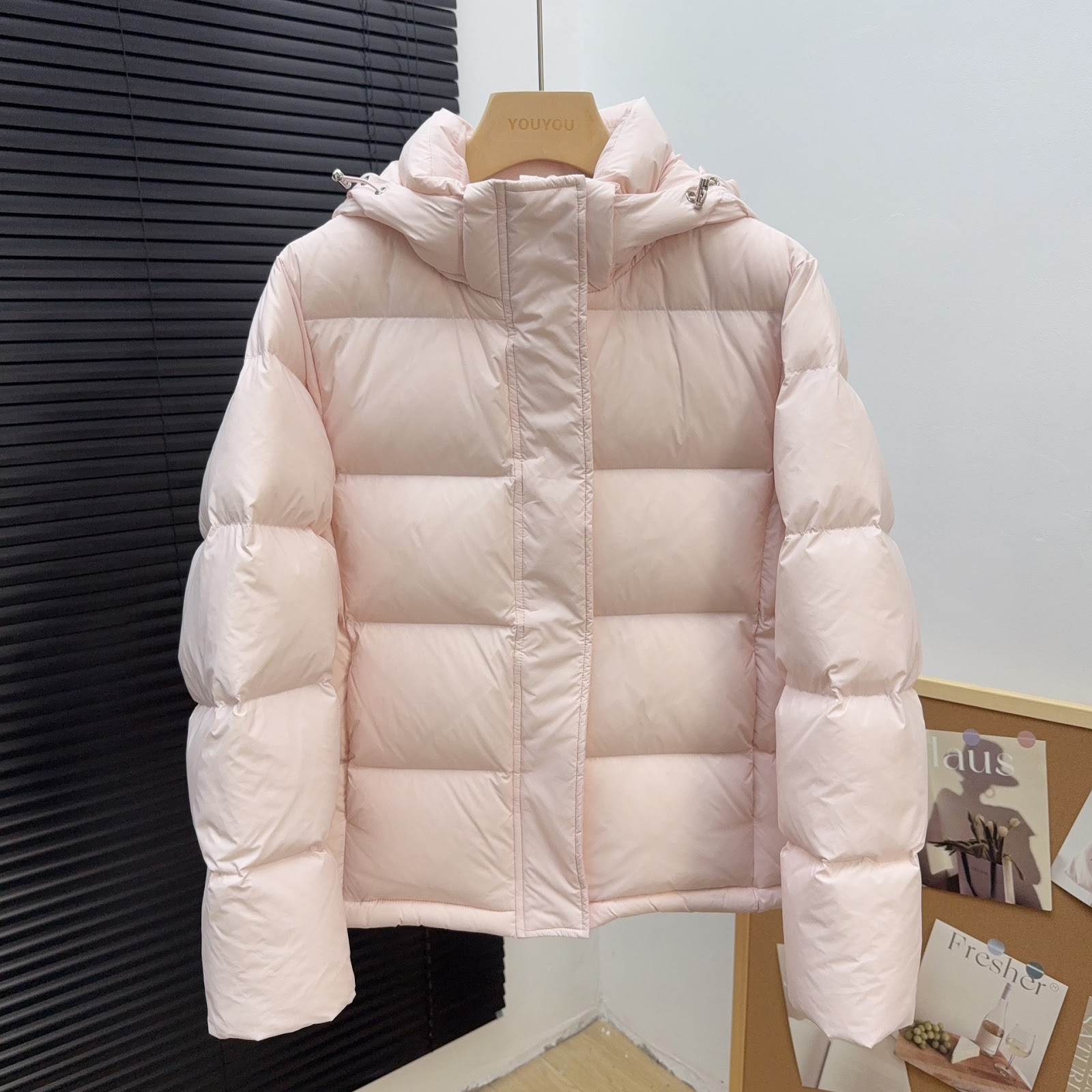 Kurze Damen-Daunenjacke mit abnehmbarer Kapuze
