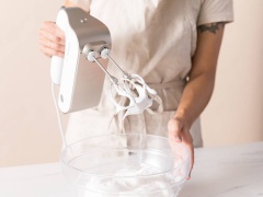 Cho 3/4 lượng đường vào tô có lòng đỏ trứng, dùng máy đánh đều, cho lòng đỏ vào tô hạt óc chó, trộn đều rồi để riêng. Trút lượng đường còn lại vào tô lòng trắng trứng rồi đánh thật bông lên, bông đến có thể bắt thành chóp nhọn nhé.