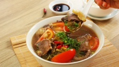 Múc canh ra tô, cho thêm hành lá, ngò rí, thì là và ớt. Món canh cải chua nấu thịt bò ăn cùng cơm nóng sẽ rất ngon đấy nhé! Từng miếng dưa chua giòn ăn với thịt bò mềm thơm, nước dưa chua ngọt dễ chịu sẽ "đánh bay" hết mệt mỏi và đem lại cho bạn cảm hứng nhiều hơn khi dùng bữa đấy.