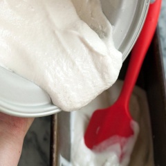 Sau đó, cho hỗn hợp vào hũ đậy kín rồi cho vào ngăn đá tủ lạnh.