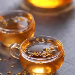 Cho trà vào bình thủy tinh. Thích uống nóng có thể thưởng thức ngay, thơm tuyệt luôn.