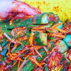 Cho hẹ, cà rốt, củ cải, nước mắm, đường, hạt mè vào trong một bát hỗn hợp bột vừa say, trộn đều. Nêm nếm mắn đường tuỳ khẩu vị. Sau đó nhồi hỗn hợp nhân vừa làm vào bên trong các quả dưa leo.