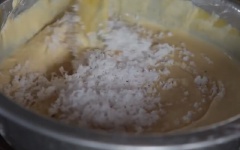 Thêm 100gr dừa nạo, trộn lần nữa rồi để bột bánh bò thốt nốt nghỉ khoảng 1 tiếng.