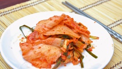 Kimchi cải thảo theo kiểu Hàn Quốc giòn ngon, chua chua, cay cay cực hấp dẫn. Nếu có thười gian rỗi hãy làm ngay vài hũ kimchi này ngâm và bảo quản trong tủ lạnh dùng dần trong thời gian dài nhé!