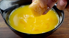 Chuẩn bị đầy đủ các nguyên liệu gà sốt cay chiên giòn gồm: 400gr ức gà không xương, 2 quả trứng gà, 150gr bột bắp. Phần nước sốt cay gồm: 60gr đường nâu, 30ml giấm gạo, 20ml nước tương, 100gr tương ớt và 1 củ tỏi khoảng 10gr. Ức gà không xương cắt miếng vuông nhỏ, ướp với một ít muối tiêu, nhúng qua 1 lớp mỏng trứng gà, sau đó là 1 lớp mỏng bột bắp.