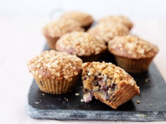 Thưởng thức bánh thôi nào. Bánh muffin cherry yến mạch là một món bánh cực kì dễ thưởng thức với hương vị thơm ngon, mềm mại, thơm nức vị cherry. Bữa sáng sẽ tràn đầy dinh dưỡng, ngon hơn với món bánh muffin này đấy.