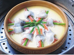 Cho tô trứng gà vào xửng hấp, xếp phi lê cá cuộn vào, đậy kín nắp, hấp chín khoảng 15 phút.