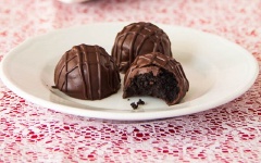 Cho vào tủ lạnh đến khi lớp vỏ chocolate cứng lại là món bánh chocolate truffle nhân oreo của bạn đã hoàn thành rồi!