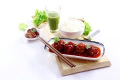 Món thịt viên sốt chua ngọt dùng nóng với cơm rất ngon, khi ăn rắc thêm hạt tiêu cho thơm. Món ăn có vị chua ngọt rất đưa cơm, thêm vị ngon béo của thịt viên chắc chắn các bé nhà bạn sẽ rất thích. Cách làm rất dễ và nguyên liệu đơn giản sẽ giúp bạn tiết kiệm thời gian rất nhiều đó. Đừng bỏ qua món cơm gia đình thơm ngon này nhé.