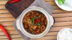 Dọn đậu hủ ra thố hoặc tô, rắc tiêu xay, trang trí ớt sừng, hành lá, ăn kèm cơm nóng. Nước kho tương hột đặc sánh đậm đà có thể chan cơm hay chấm cùng rau củ luộc sẽ rất ngon miệng và tốt cho sức khỏe.