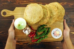 Chọn mua chả cá Quy Nhơn loại ngon, mua loại chả đã chiên sơ sẵn. Bạn có thể tham khảo giá cả và mua chả tại Fb Bé Sáu - Đặc sản quy nhơn nha.