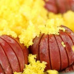 Trộn đều mận với 500 gr đường, lượng đường có thể thêm bớt tùy thích theo khẩu vị của bạn. Ướp mận với 500gr đường trong 8h.