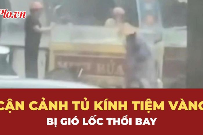 Cận cảnh gió lốc thổi bay tủ kính tiệm vàng ở Đắk Lắk - Báo Pháp Luật TP.HCM