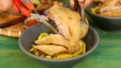 Trụng sợi mì Quảng rồi cho ra tô, cắt đùi vịt xếp lên trên rồi chan nước lèo vào. Khi ăn thêm ít húng lũi và đậu phộng rang, chấm thịt vịt với nước mắm gừng để hương vị được trọn vẹn nhất. Thịt vịt được hầm mềm, nước lèo có vị ngọt đặc trưng, ăn cùng húng lũi tạo nên một hương vị khó quên mà ai đã ăn rồi cũng sẽ thấy nhớ khi nghĩ về.