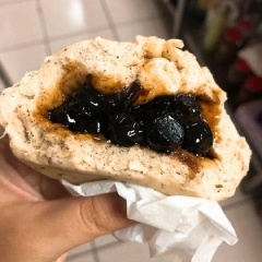 Bánh bào sau khi hấp chín thì bạn có thể xẻ đôi ra, lấy bớt phần ruột bánh rồi nhồi vào trân châu nhé! Hoặc nếu thích bạn nên chuẩn bị phần trân châu từ trước rồi nhồi vào bánh trước khi ủ lần cuối trong xửng hấp nhé!