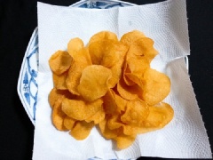 Cho nhiều dầu vào chảo, đun nóng dầu rồi cho từng ít khoai vào chiên. Chiên khoai cho đến khi khoai tây chín vàng, giòn rụm, thì vớt khoai ra đĩa có lót sẵn giấy thấm dầu. Cứ tiếp tục cho khoai vào chiên đến khi hết phần nguyên liệu bạn có.