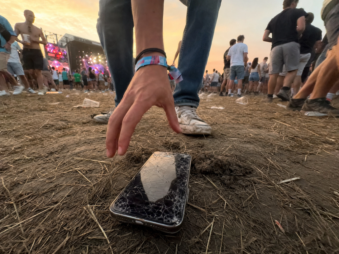 Festivais de verão: como proteger o smartphone do calor, líquidos e multidões