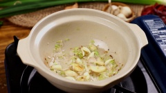 Cho vào thố đất 1 ít dầu ăn phi thơm 5gr đầu hành lá cắt nhuyễn, 5gr hành khô cắt lát, 6 tép tỏi đập dập, nêm 40gr nước mắm, 50gr đường, 2 muỗng cà phê hắc xì dầu, 15gr dầu hào đảo đến khi hỗn hợp sốt sệt lại châm vào 30 ml nước và cho phần ếch và 3gr ớt hiểm khô đập dập trộn đều gia vị vào phần ếch, riu nhỏ lửa khoảng 20p khi nước cạn tắt lửa rắc hành lá cắt khúc lên trên.
