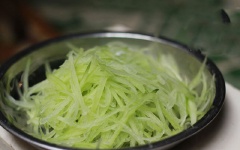 Bí đao gọt bỏ vỏ, nạo sợi, thêm vào 1 nhúm muối, để chừng 30 phút. Sau đó rửa sạch, dùng tay bóp nhẹ cho ráo nước.