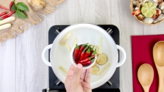Cho vào nồi 1.5 lít nước lọc, 50gr sả đập dập, 20gr riềng đập dập, 20gr ớt đập dập, 5gr lá chanh vò dập, đun sôi 10 phút.