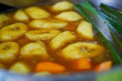 Khi khoai đã bắt đầu mềm, mình mới cho chuối thái lát vào đun cùng. Thêm vào 1/2 muỗng cà phê muối cho đậm đà.