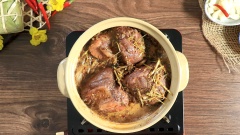 Cho bắp bò đã ướp vào nồi đất. Kho lửa to đến khi hỗn hợp sôi thì hạ lửa nhỏ liu riu. Thêm 200ml nước vào và tiếp tục kho trong khoảng 2 tiếng đến khi thịt bắp bò chín mềm và nước kho hơi kẹo lại. Thường xuyên đảo, trở mặt bò để bò chín và thấm gia vị đều.