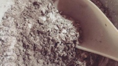 Cách làm trân châu đen: Cho 140g bột năng và 20g bột gạo vào chung trong tô, trộn đều. Sau đó, múc ra khoảng 2 muỗng bột đã trộn để làm bột áo. Tiếp theo cho 5g bột cacao và 20g đường trắng mịn vào phần bột còn lại, trộn đều.