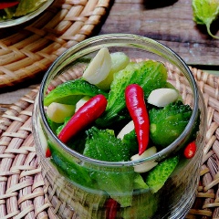Luộc lọ thủy tinh trong nước sôi để tiệt trùng, rồi lau khô. Xếp khổ qua, ớt, tỏi vào lọ. Cố gắng xếp đến gần đầy và kín lọ nhưng không đè hoặc nén khổ qua như nén cà pháo, dưa cải vì khổ qua rất giòn, dễ bị gãy khi ép mạnh.