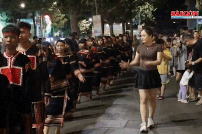 Người dân thưởng thức rượu cần, múa xoang tại đêm cồng chiêng cuối tuần - Báo Sài Gòn Giải Phóng