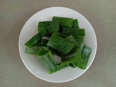 Rửa sạch rồi thấm khôthịt , sau đó cắt lát mỏng. Hành tây cắt múi cau 1cm. Gừng mài nhuyễn. Tỏi cắt lát mỏng. Hành boa trô phần lá xanh cắt khúc 2cm. Cho tất cả nguyên liệu gia vị như gùng mài + Mirin + Shoyu + Hon dashi + đường + dầu hào vào chén khuấy tan.