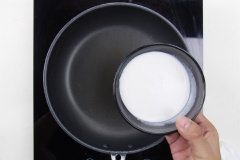 Hòa tan 1 muỗng cà phê bột năng với ít nước lọc. Cho 200ml nước cốt dừa vào chảo, thêm 15g đường đun sôi với lủa nhỏ vừa. Sau đó thêm nước bột năng vào khuấy đều cho đến khi nước cốt dừa sệt lại là được.