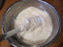 Trộn đều cơm với 300gr bột gạo trong 1 cái tô. Hòa tan nước cốt dừa trong 1 tô khác với 1 chén nước ấm. Khuấy đều lên cho cốt dừa quyện đều với nước.